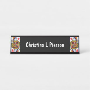 Harde koningin  spelkaart op zwart bureau naambordje