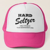 Harde sellers meisjes weekend achter een roze fees trucker pet (Voorkant)