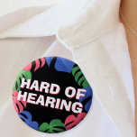 Harde zwarte roze blauwe tropische bladeren horen ronde button 7,6 cm<br><div class="desc">Nog een tropische hardhoorbadge van JessicaAmber - vraag naar aangepaste bestellingen! Deze knop bevat de slogan "Hard of Hearing" in een vette lettersoort, omgeven door een rand van groene, roze en blauwe monstera-bladeren. Allemaal op een zwarte achtergrond. U kunt de tekst indien nodig bewerken. Een groot cadeau voor je moeder...</div>