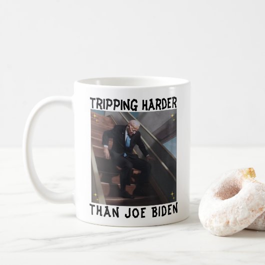 Harder struikelen dan Joe Biden Koffiemok (Met donut)