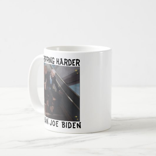 Harder struikelen dan Joe Biden Koffiemok (Voorkant links)
