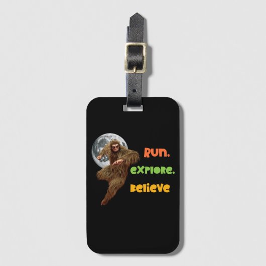 Hardloop Sasquatch Avontuur Geloof Ontwerp Bagagelabel (Voorkant (verticaal))