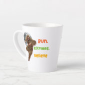 Hardloop Sasquatch Avontuur Geloof Ontwerp Latte Mok (Linkerhoek)
