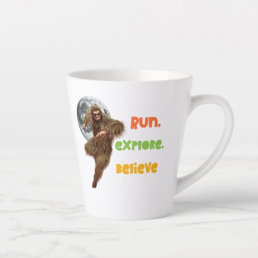 Hardloop Sasquatch Avontuur Geloof Ontwerp Latte Mok (Rechts)
