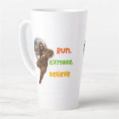 Hardloop Sasquatch Avontuur Geloof Ontwerp Latte Mok (Linkerhoek)
