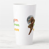 Hardloop Sasquatch Avontuur Geloof Ontwerp Latte Mok (Voorkant)