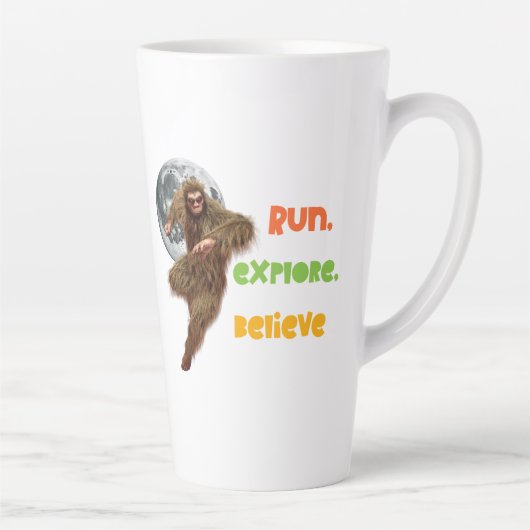 Hardloop Sasquatch Avontuur Geloof Ontwerp Latte Mok (Rechts)