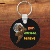 Hardloop Sasquatch Avontuur Geloof Ontwerp Sleutelhanger (Voorkant)