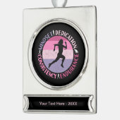 Hardloopmentaliteit - Girthy Runner-uithoudingsver Verzilverd Banner Ornament (Links)