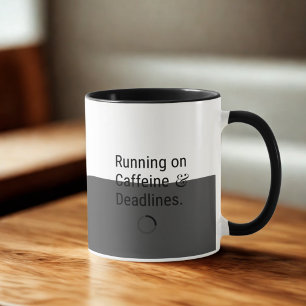 Hardlopen op cafeïne en deadlines Grappige werkk Mok