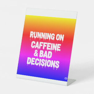 Hardlopen op cafeïne en slechte beslissingen Grapp Reclamebord Met Voetstuk