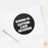 Hardlopen op cafeïne en slechte beslissingen Grapp Ronde Sticker (Envelop)