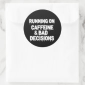 Hardlopen op cafeïne en slechte beslissingen Grapp Ronde Sticker (Tas)