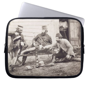 Hardships in het kamp (Kolonel Lowe en Captains B) Laptop Sleeve