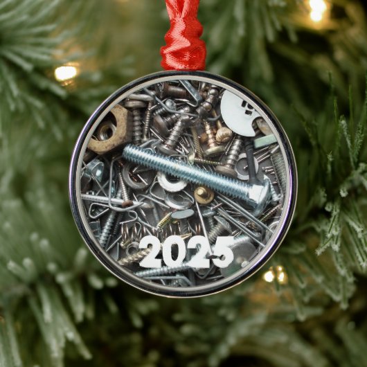 Hardware junklade, spijkers, moeren, schroeven en  metalen ornament (Boom)