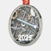 Hardware junklade, spijkers, moeren, schroeven en  metalen ornament (Links)