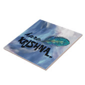 "Hare Krishna" Peacock Feather Hindu Tegeltje (Zijkant)