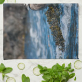 Harlequin Duck in oceaansurf Theedoek (Gevouwen)