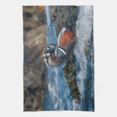 Harlequin Duck in oceaansurf Theedoek (Verticaal)