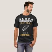 Harmonica Humor: Oude Man Muzikant T-shirt voor Me (Voorkant volledig)