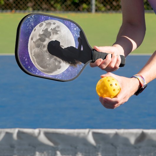 Harmony's Lunar Serenity: Dochter van de Mystic Pickleball Paddle (Insitu)