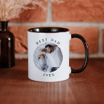 HARPER Modern Round Foto Beste vader Koffie Mok<br><div class="desc">Deze keramische mok heeft een ronde foto en een modern, minimalistisch lettertype met de uitdrukking "beste vader ooit". Vervang eenvoudig de foto op deze persoonlijke mok en verander indien nodig het lettertype of de tekst. Deze koffie-mok is het perfecte cadeau voor Vaderdag, een verjaardag of Kerstmis voor je favoriete vader...</div>