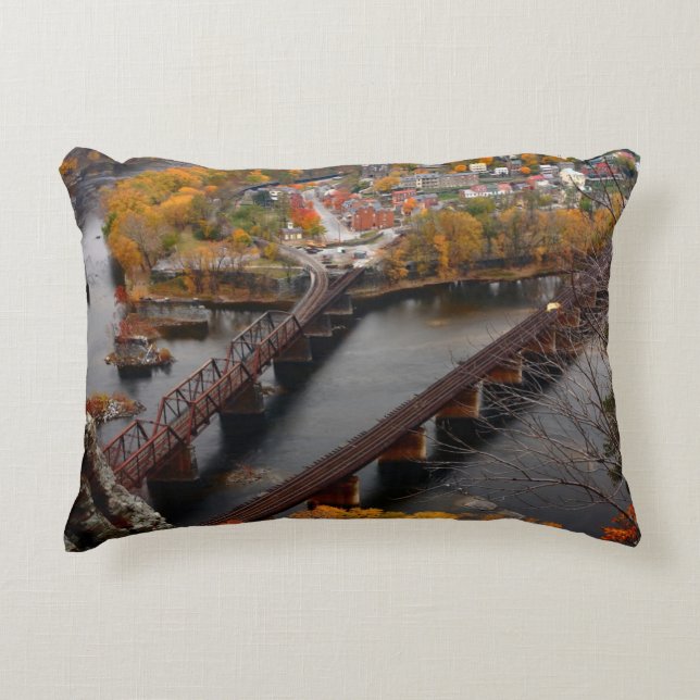 Harpers Ferry in de Herfst Accent Kussen (Voorkant)