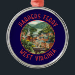 Harpers Ferry West Virginia Distressed Circle Vere Metalen Ornament<br><div class="desc">Harpers Ferry retro vector reisontwerp. Harpers Ferry is een plaats in de Amerikaanse staat West Virginia. De route slingert door het Harpers Ferry National Historical Park,  dat 19e-eeuwse gebouwen heeft.</div>