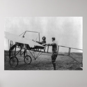 Harriet Quimby op foto van haar vliegtuig Poster