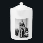 Harriet Tubman Dirigent Ondergrondse Spoorweg Theepot<br><div class="desc">Harriet Tubman, zelf een voormalige slaaf, werd een legendarische dirigent van de Underground Railroad. Na haar ontsnapping naar de vrijheid in 1849 keerde ze moedig minstens 19 keer terug naar het zuiden. De bijnaam "Mozes" voor haar leiderschap, leidde Tubman slaven door een netwerk van schuilplaatsen en geheime routes op hun...</div>