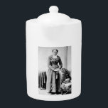 Harriet Tubman Dirigent Ondergrondse Spoorweg Theepot<br><div class="desc">Harriet Tubman, zelf een voormalige slaaf, werd een legendarische dirigent van de Underground Railroad. Na haar ontsnapping naar de vrijheid in 1849 keerde ze moedig minstens 19 keer terug naar het zuiden. De bijnaam "Mozes" voor haar leiderschap, leidde Tubman slaven door een netwerk van schuilplaatsen en geheime routes op hun...</div>