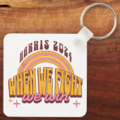 Harris 2024 als we vechten we winnen sleutelhanger (Achterkant)