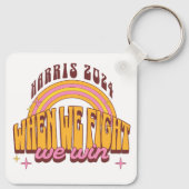 Harris 2024 als we vechten we winnen sleutelhanger (Achterkant)