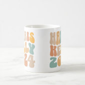 Harris Kelly 2024 Trendy Wavy Boho Koffiemok (Center)