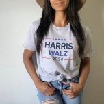 Harris Walz 2024 Verkiezing Grijs Vrouwen<br><div class="desc">Kamala Harris voor President en Tim Walz voor Vice President 2024 Amerikaanse presidentsverkiezingen Athletic Grey Women's T-Shirt. Eenvoudig en modern design in witte en rode kleuren met sterren en strepen accenten.</div>