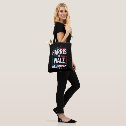 Harris Walz heeft de Harris Waltz 2024 verkiezinge Tote Bag (Op model)