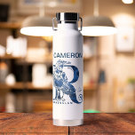 Harry Potter | Aguamenti RAVENCLAW™ Add Jouw naam Waterfles<br><div class="desc">Bekijk deze Ravenclaw-afbeelding op basis van de waterspelbreker van Aguamenti. Dit is een blauwe balk die staat voor een gigantische letter "R" met de naam "Ravenclaw" hieronder.</div>