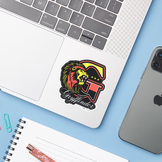 HARRY POTTER™ | GRYFFINDOR™ Athletic Badge Sticker (Laptop met iPhone)