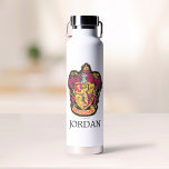 Harry Potter | Gryffindor House Crest | Naam toevo Waterfles<br><div class="desc">Omringd door een zee roodbruine en schitterende gouden tonen biedt deze afbeelding van de Gryffindor house crest een visueel feest dat Harry Potter-fans overal ter wereld zeker zal aantreffen! Het sorterende pet selecteert slechts de meest loyale, moedige en daring tovenaars voor het huis van Gryffindor, zodat is dit prachtige ontwerp...</div>