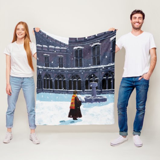 HARRY POTTER™ & Hedwig in HOGWARTS™ Courtyard Fleece Deken (In situ)