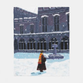 HARRY POTTER™ & Hedwig in HOGWARTS™ Courtyard Fleece Deken (Voorkant)