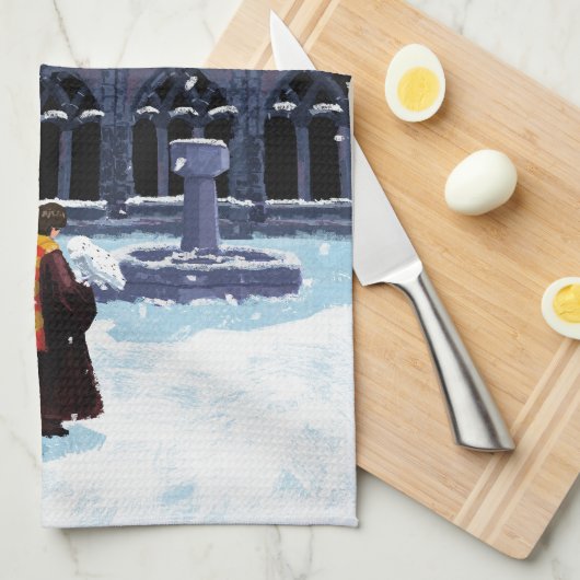 HARRY POTTER™ & Hedwig in HOGWARTS™ Courtyard Theedoek (Quarter Fold)