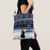 HARRY POTTER™ & Hedwig in HOGWARTS™ Courtyard Tote Bag (Dichtbij)