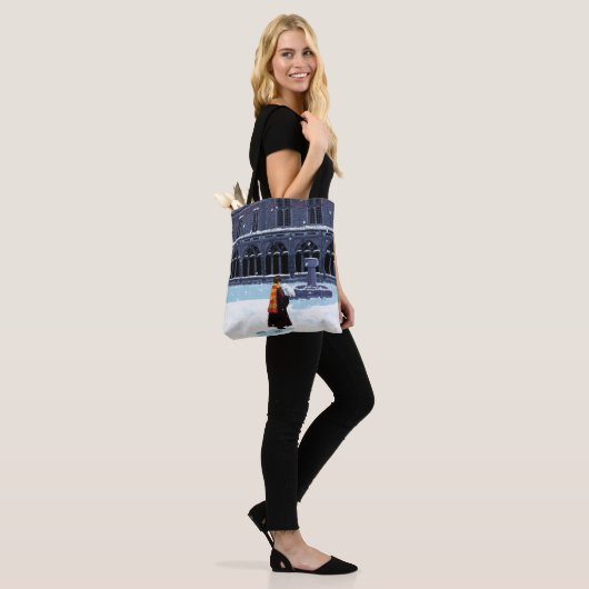 HARRY POTTER™ & Hedwig in HOGWARTS™ Courtyard Tote Bag (Op model)