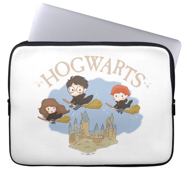 HARRY POTTER™, Hermione, & Ron vliegen over HOGWAR Laptop Sleeve (Voorkant)
