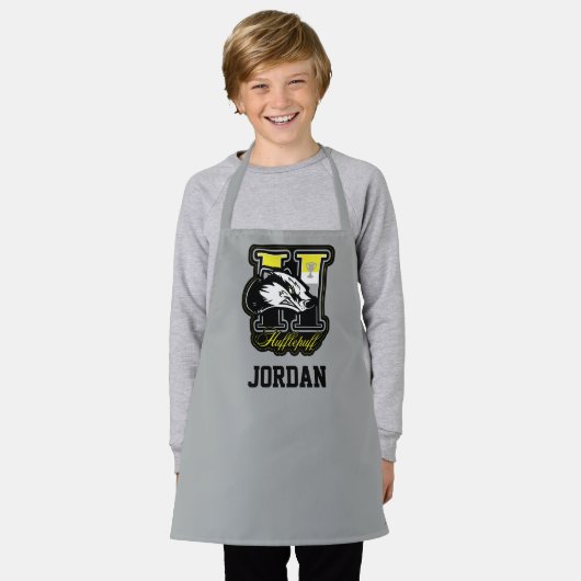 HARRY POTTER™ | HUFFLEPUFF™ Athletic Badge Schort (Gedragen)