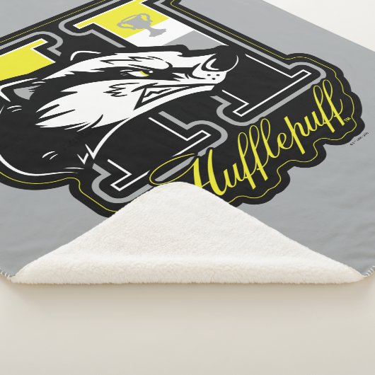 HARRY POTTER™ | HUFFLEPUFF™ Athletic Badge Sherpa Deken (3/4)