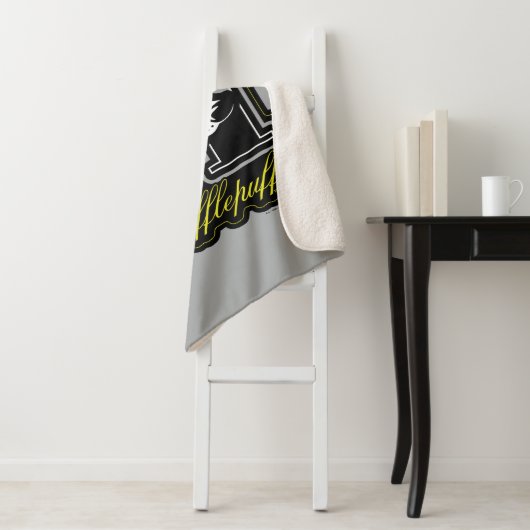 HARRY POTTER™ | HUFFLEPUFF™ Athletic Badge Sherpa Deken (In situ)