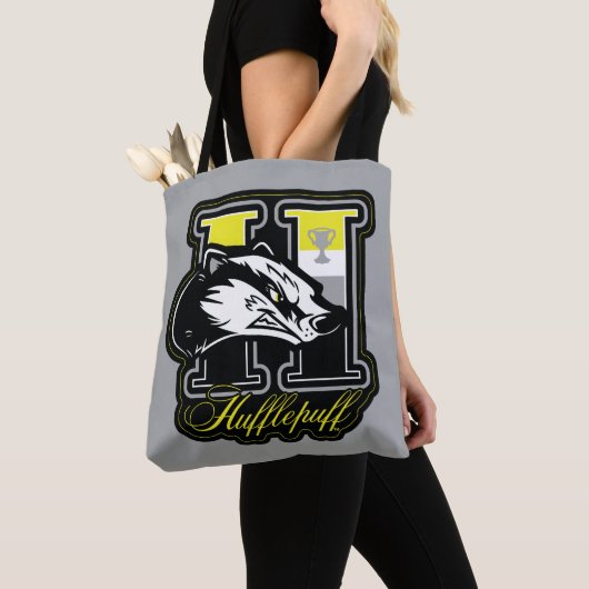 HARRY POTTER™ | HUFFLEPUFF™ Athletic Badge Tote Bag (Dichtbij)