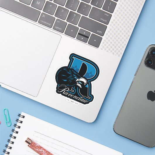 HARRY POTTER™ | RAVENCLAW™ Athletic Badge Sticker (Laptop met iPhone)
